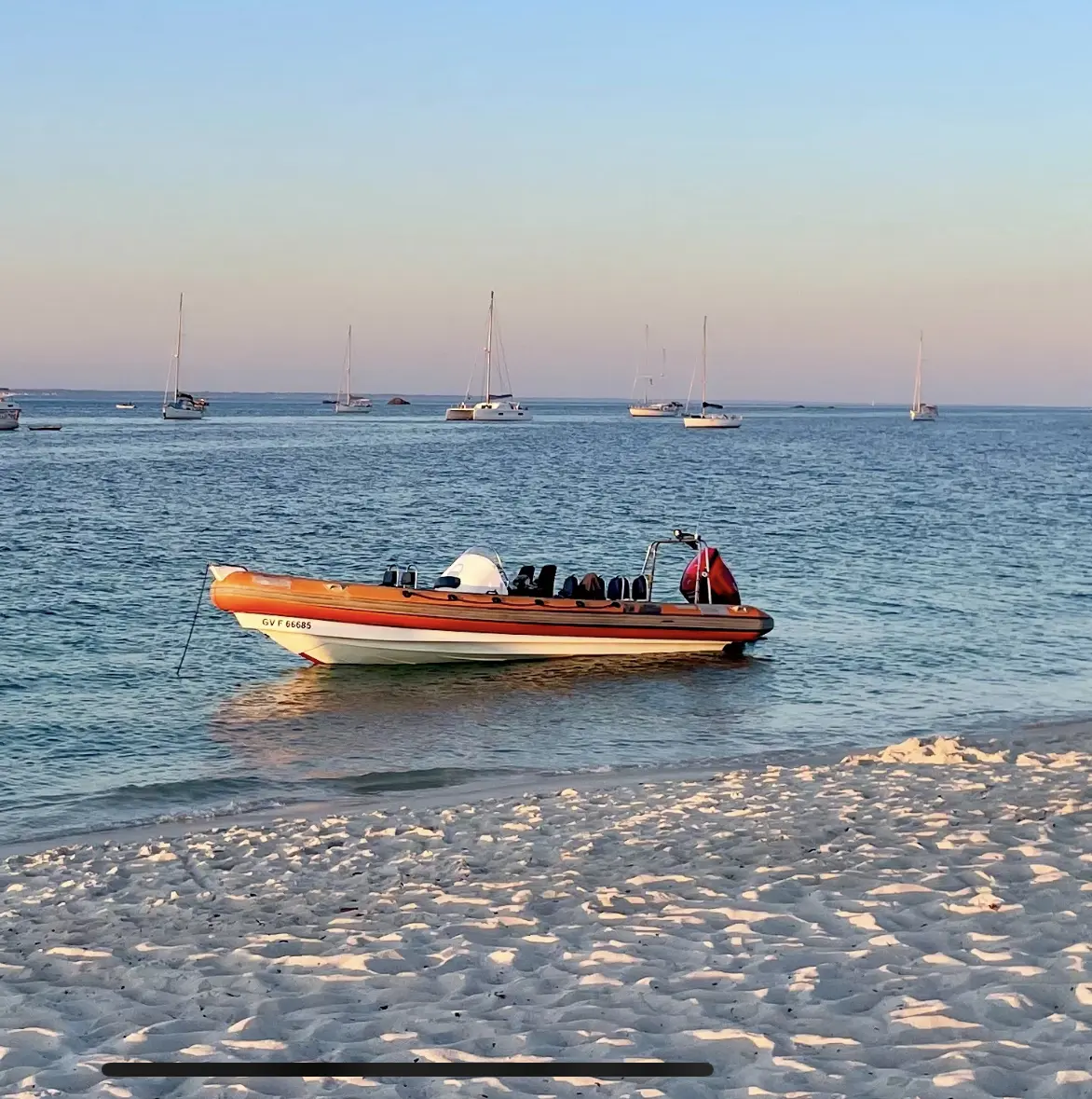 Bateau à moteur à quai dans le Finistère Sud